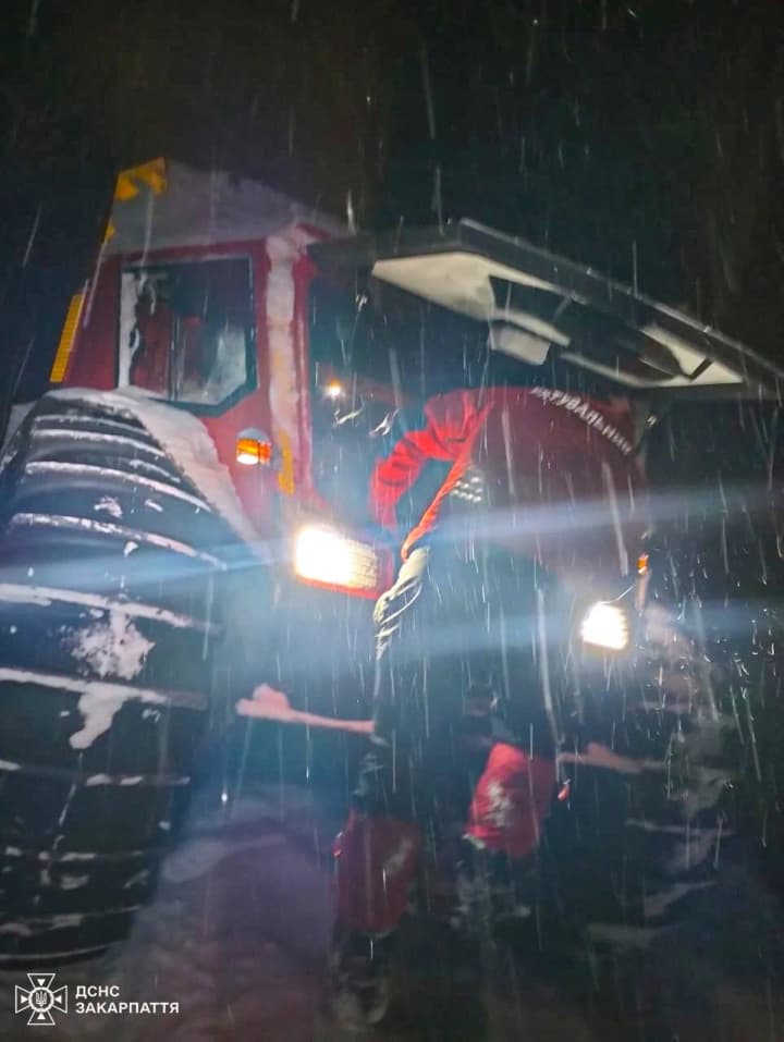 almost-froze-to-death-in-the-mountains-in-12-degree-weather-how-a-tourist-from-kyiv-was-rescued-in-zakarpattia