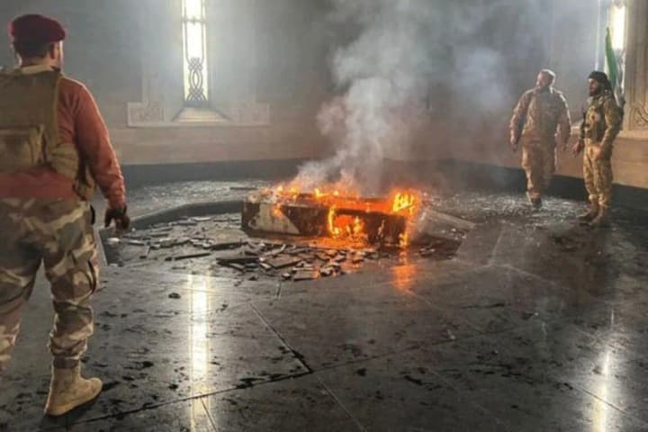 v-sirii-povstantsi-sozhgli-mogilu-ottsa-bashara-asada