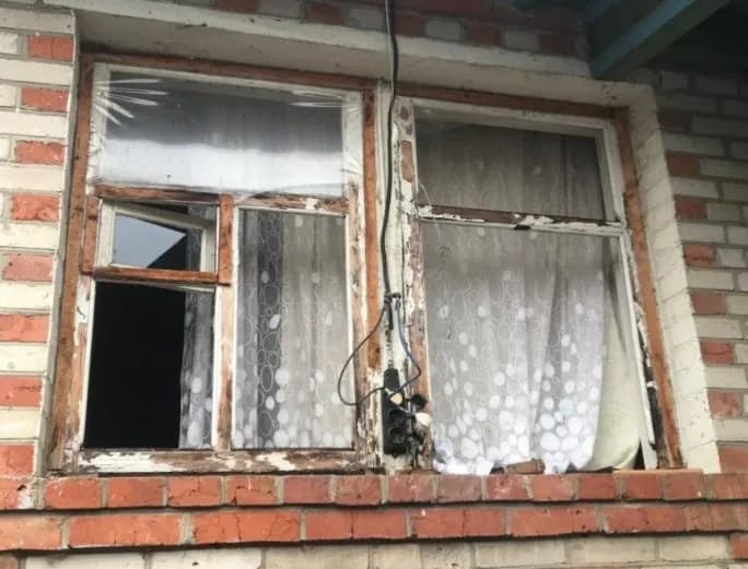 dvazhdi-za-polsutok-vrag-atakoval-dronami-odin-iz-starostatov-sumshchini-ranen-chelovek-povrezhdeni-doma-i-avtomobili