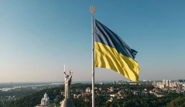 the-largest-state-flag-in-kyiv-will-be-taken-down-due-to-strong-winds