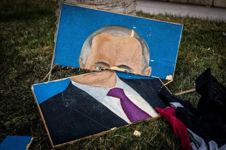 a-broken-portrait-of-putin-and-a-burned-out-hall-bild-photo-from-assads-defeated-palace
