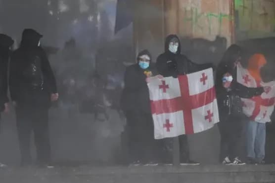 v-gruzii-uzhestochili-pravila-provedeniya-protestov-zapretili-zakrivat-litsa-i-ispolzovat-pirotekhniku