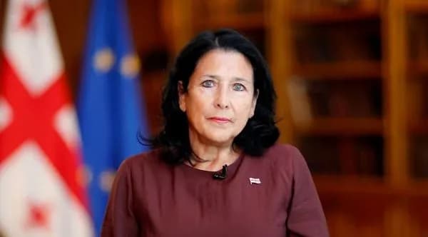 prezident-gruzii-otkazivaetsya-ukhodit-v-otstavku-i-nazivaet-novie-vibori-parodiei