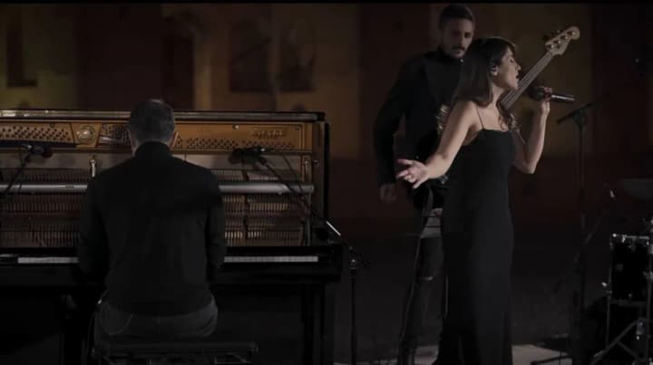 vystupala-bez-khidzhabu-i-opublikuvala-video-kontsertu-v-youtube-v-irani-areshtuvaly-spivachku