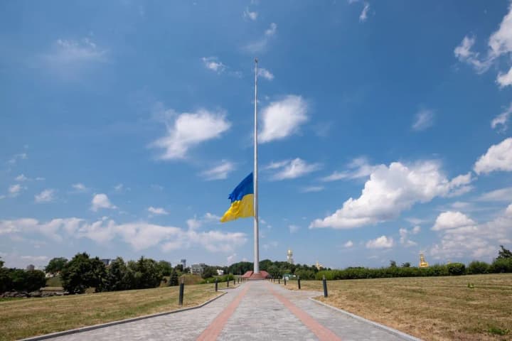 the-main-flag-of-ukraine-was-temporarily-removed-in-kyiv-due-to-the-threat-of-storm-winds