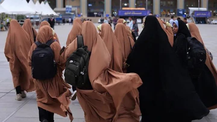 prezydent-iranu-vetuie-novyi-zakon-pro-khidzhab-shcho-stoit-za-tsym-rishenniam