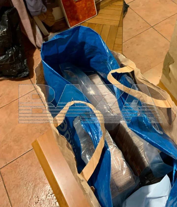 muscovite-woman-sent-27-kg-of-money-to-fraudsters-from-dnipro-rossmedia