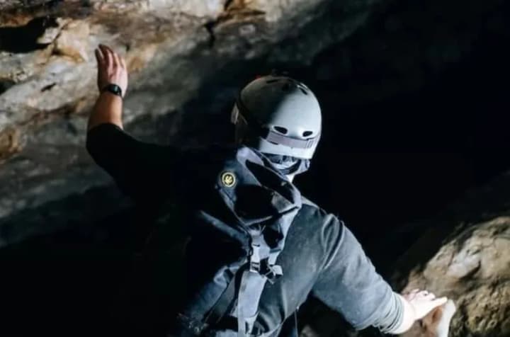 divchyna-speleoloh-vdruhe-zastriahla-v-odnii-i-tii-zhe-pecheri-na-hlybyni-580-metriv-pid-zemleiu