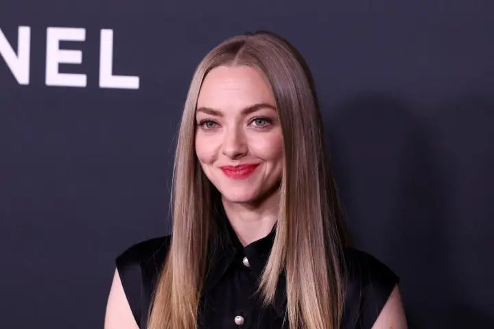 amanda-seyfried-comments-on-the-viral-video-of-listening-to-a-song-from-the-musical-wicked