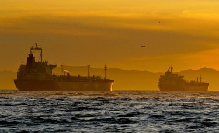 eksport-nefti-iz-rf-upal-na-11percent-chto-proiskhodit-s-tenevim-flotom