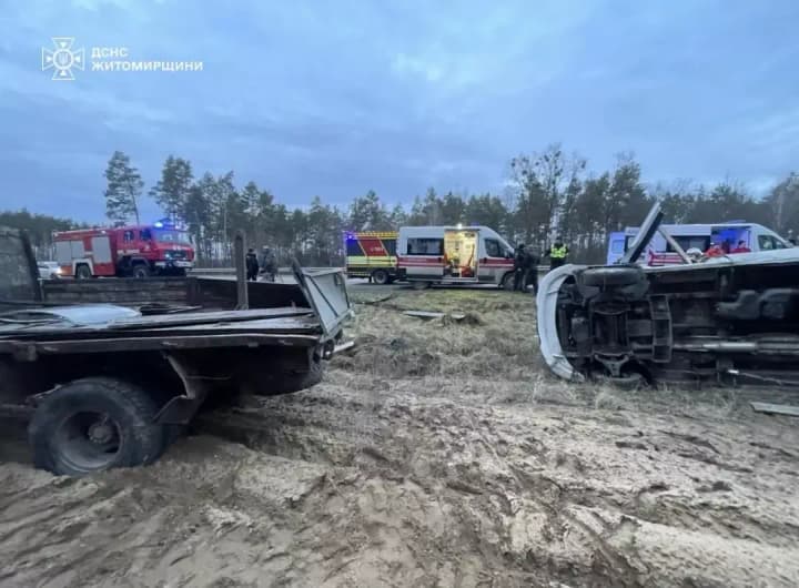 na-trasse-kiev-chop-stolknulis-gruzovik-i-mikroavtobus-sredi-postradavshikh-rebenok