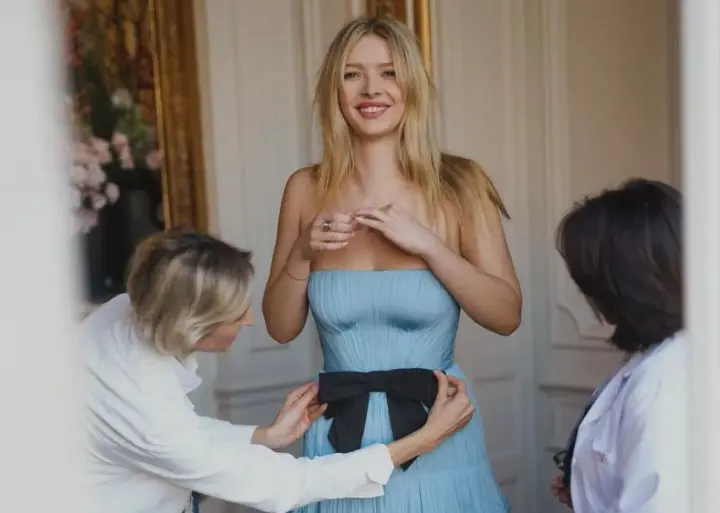 eppl-martin-vyklykala-sensatsiiu-na-bali-debiutantok-frontmen-coldplay-ziznavsia-shcho-nikoly-ne-uiavliav-sebe-na-tsii-podii