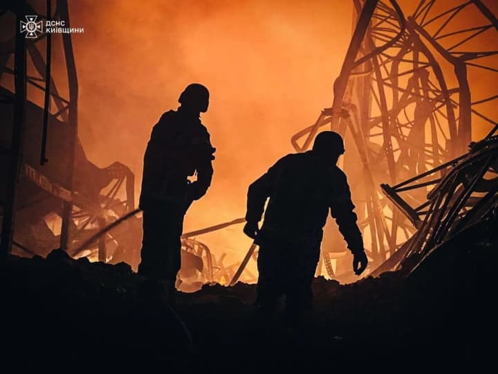 ataka-dronov-na-skladskoe-pomeshchenie-pod-kievom-masshtabnii-pozhar-ploshchadyu-15-000-kv-m-likvidirovali