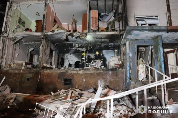 nichna-ataka-droniv-u-kharkovi-postrazhdaly-visim-osib-sered-nykh-nepovnolitnia-divchynka