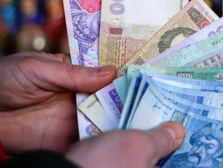 v-nbu-poiasnyly-chomu-hryvnia-pochala-rizko-devalvuvaty