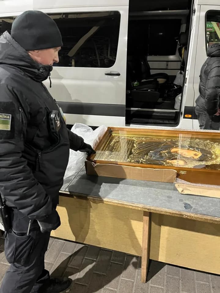 v-ukrainu-namahalysia-vvezty-vyroblenu-v-rf-ikonu-kazanskoi-bozhoi-materi