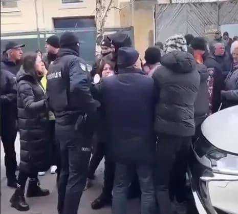 u-lvovi-8-ekipazhiv-politsii-ta-ttsk-namahalysia-mobilizuvaty-cholovika-pravookhorontsi-zrobyly-zaiavu