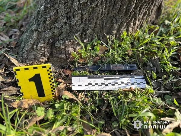 zavdav-kilka-udariv-nozhem-ta-zabrav-telefon-i-riukzak-v-odesi-zlovmysnyk-napav-na-viiskovoho