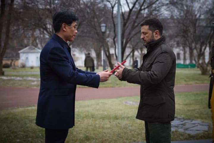 we-are-counting-on-a-strong-voice-from-beijing-zelensky-receives-new-chinese-ambassador-and-talks-about-dprks-participation-in-war-against-ukraine