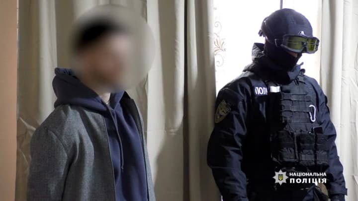 bukovyna-border-guards-detain-organizer-of-men-smuggling-abroad-with-arsenal-of-weapons