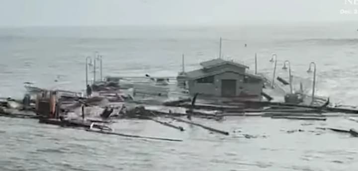 part-of-a-pier-collapses-in-california-three-people-fall-into-the-water