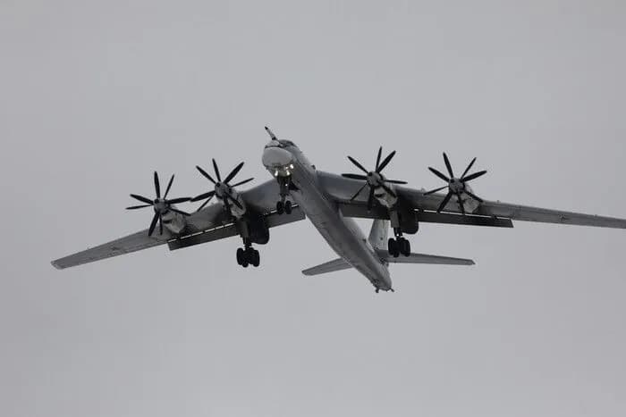 russia-takes-off-a-group-of-tu-95ms-aircraft-from-olenya-airfield