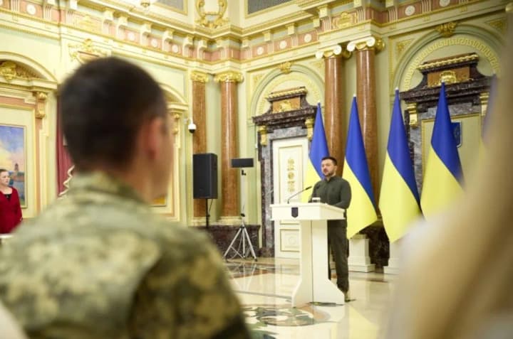 zelenskyi-vruchyv-shche-30-sertyfikativ-na-kvartyry-heroiam-ukrainy-ta-ridnym-zahyblykh-heroiv