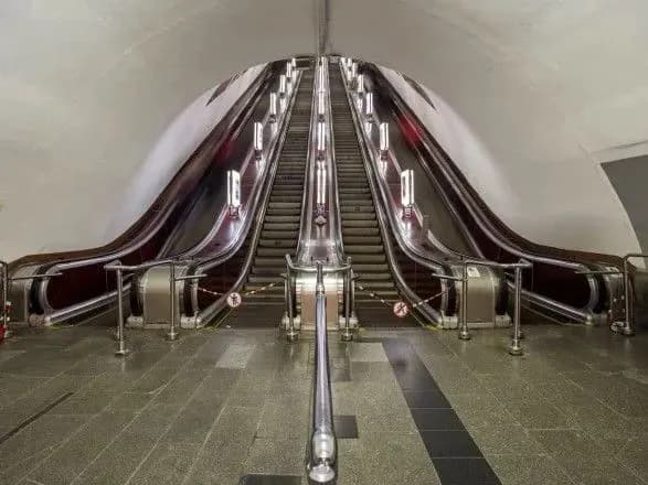 u-kyievi-stantsiiu-metro-lybidska-zakryly-na-vkhid-vzuttia-pasazhyra-potrapylo-u-mekhanizm-eskalatora