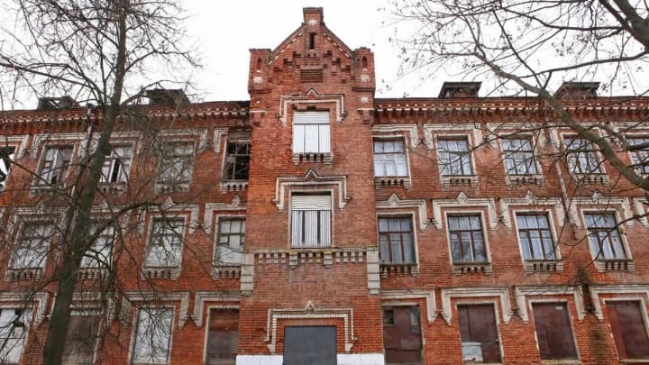 in-russia-a-man-rammed-a-former-military-registration-and-enlistment-office-building-and-started-a-fire