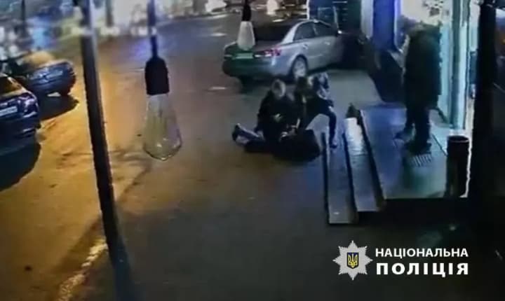 inostranets-s-pistoletom-vines-11-tis-grn-iz-magazina-na-andreevskom-spuske-v-kieve-yemu-grozit-do-15-let-tyurmi