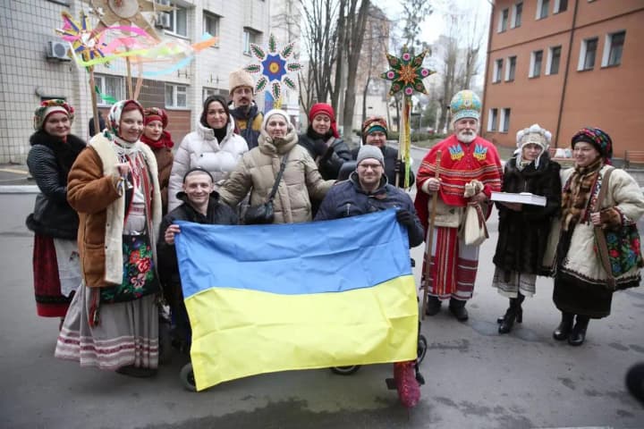 kolyadniki-posetili-ranenikh-boitsov-mvd-pravookhraniteli-pokazali-shchemyashchie-kadri