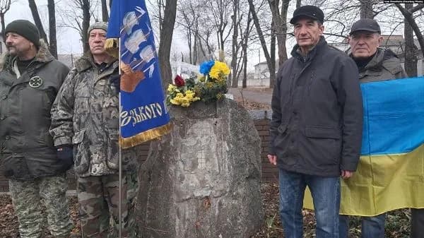 it-stood-for-more-than-20-years-vandals-destroyed-a-memorial-plaque-to-chornovil-in-dnipro