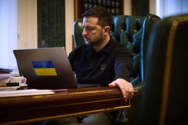 zelenskyi-obhovoryv-katastrofu-litaka-azerbaijan-airlines-iz-prezydentom-azerbaidzhanu-rosiia-maie-prypynyty-poshyriuvaty-dezinformatsiiu