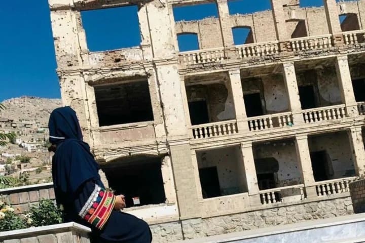 lider-talibanu-zaboronyv-buduvaty-vikna-v-budynkakh-z-yakykh-vidkryvaietsia-vyd-na-mistsia-de-prysutni-zhinky