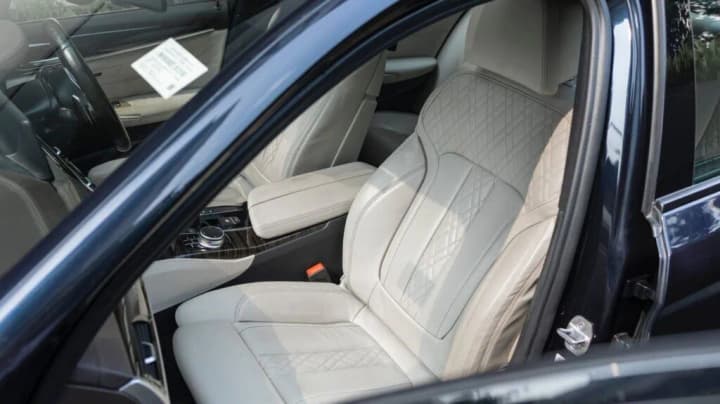 roskoshnie-avto-iz-yes-popadayut-v-rossiyu-cherez-treti-strani-nesmotrya-na-sanktsii-chto-izvestno