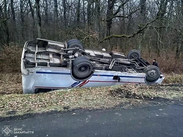 in-zakarpattia-a-bus-with-25-passengers-overturned-into-a-ditch-there-are-victims