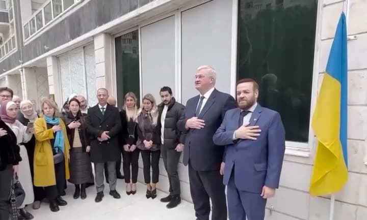 historic-moment-ukrainian-flag-raised-over-the-consulate-in-syria