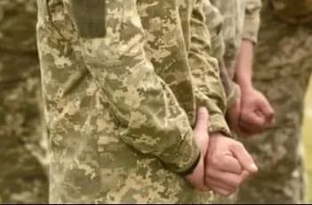 pokryvav-znushchannia-z-soldativ-komandyra-211-bryhady-vziato-pid-vartu-iz-zastavoiu-12-mln-hrn