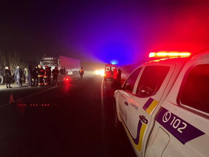 na-prykarpatti-bmw-vrizavsia-u-vantazhivku-na-zustrichnii-5-zahyblykh-sered-nykh-dvoie-nepovnolitnikh