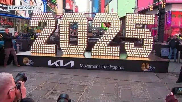 ot-feierverkov-v-sidnee-do-padeniya-shara-v-nyu-iorke-goroda-po-vsemu-miru-gotovyatsya-vstretit-novii-god