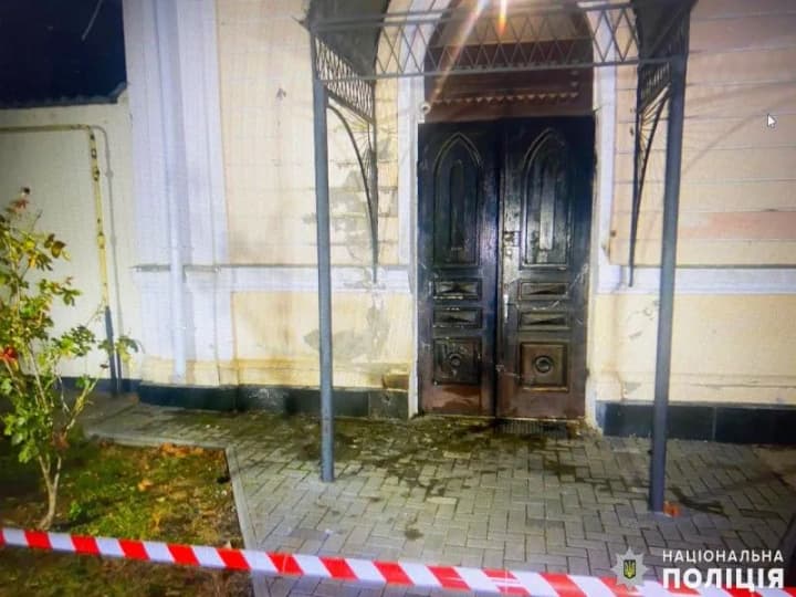 in-mykolaiv-unknown-persons-set-fire-to-the-doors-of-a-synagogue