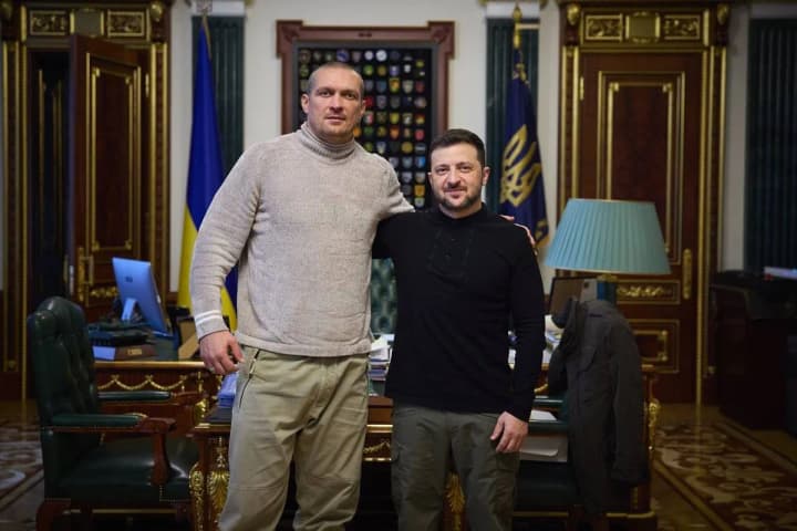 usyk-returns-to-ukraine-and-meets-with-zelensky
