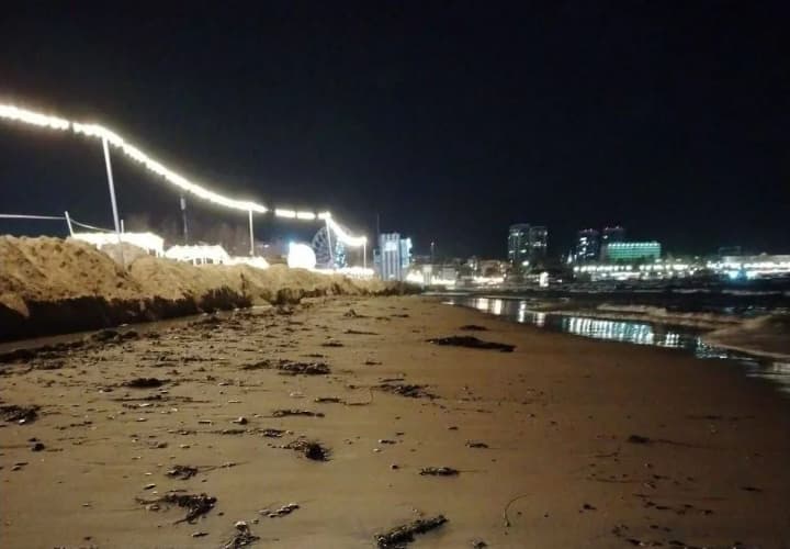 oil-slicks-fixed-on-anapa-beach-after-tanker-accident-in-the-kerch-strait