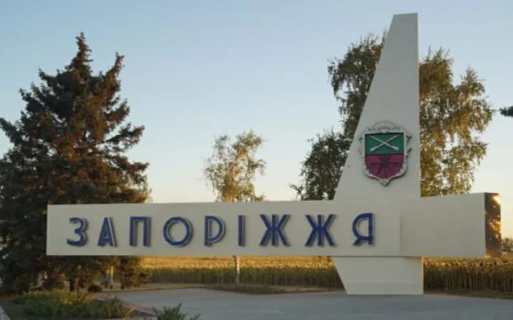 vrazheskaya-ataka-v-zaporozhe-spasateli-evakuirovali-zhenshchinu-iz-goryashchego-doma