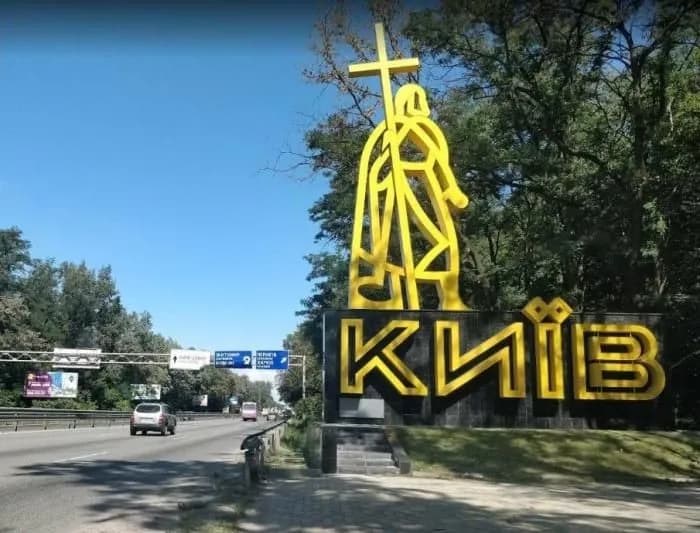 u-pecherskomu-raioni-kyieva-palaie-dakh-zhytlovoho-budynku-pislia-padinnia-ulamkiv