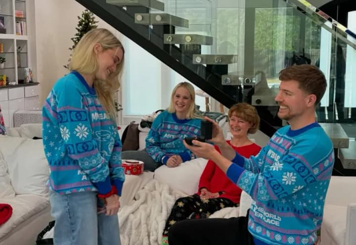 vidomyi-youtube-bloher-mrbeast-zrobyv-svoii-divchyni-propozytsiiu-na-rizdvo