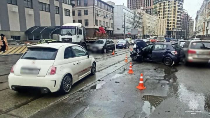 dtp-u-kyievi-paralizuvala-rukh-na-hlybochytskii-shcho-vidomo