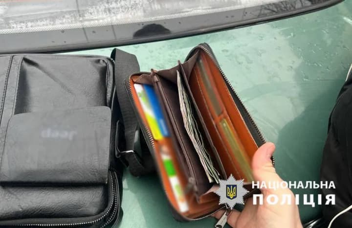 in-kyiv-a-robber-attacked-a-pensioner-in-an-elevator