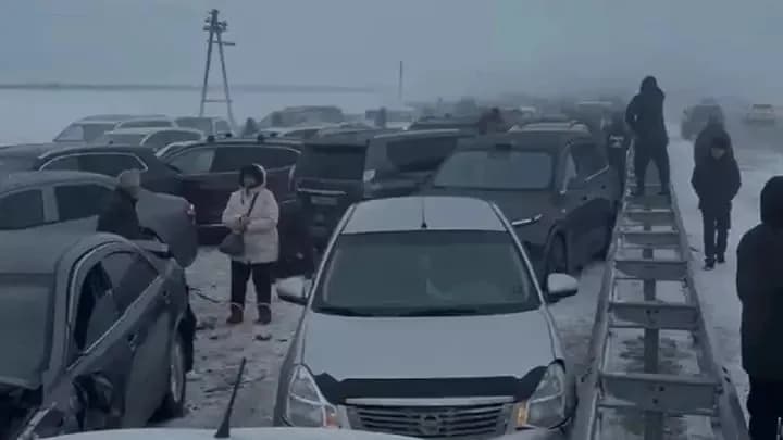 masshtabna-dtp-u-kazakhstani-blyzko-95-avtomobiliv-zitknulysia-cherez-nehodu