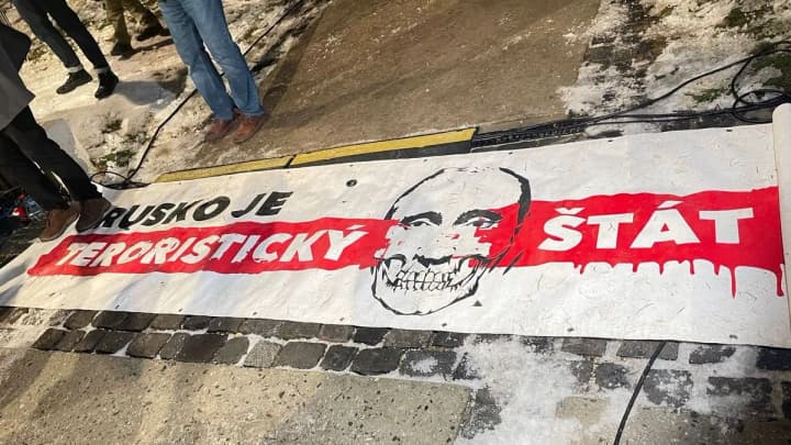 my-ne-rosiiska-hanchirka-u-slovachchyni-liudy-vyishly-na-protesty-proty-premiera-fitso